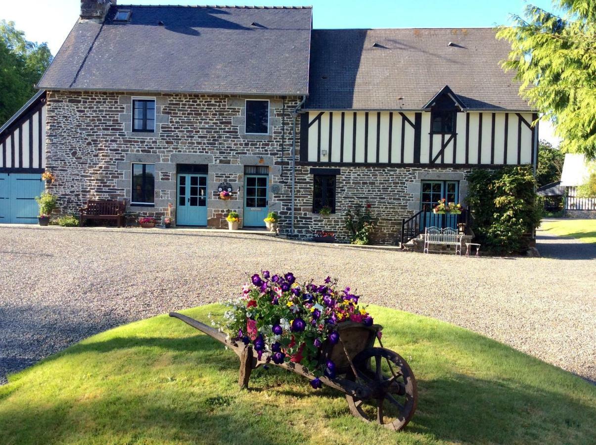 Maison Mai Or La Petite Maison Mai Or La Petite Grange Or All Three La Chapelle-Uree Exterior photo